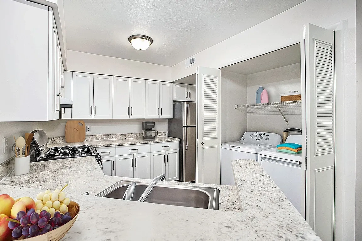 Orchard Lakes Apartments – photo 3