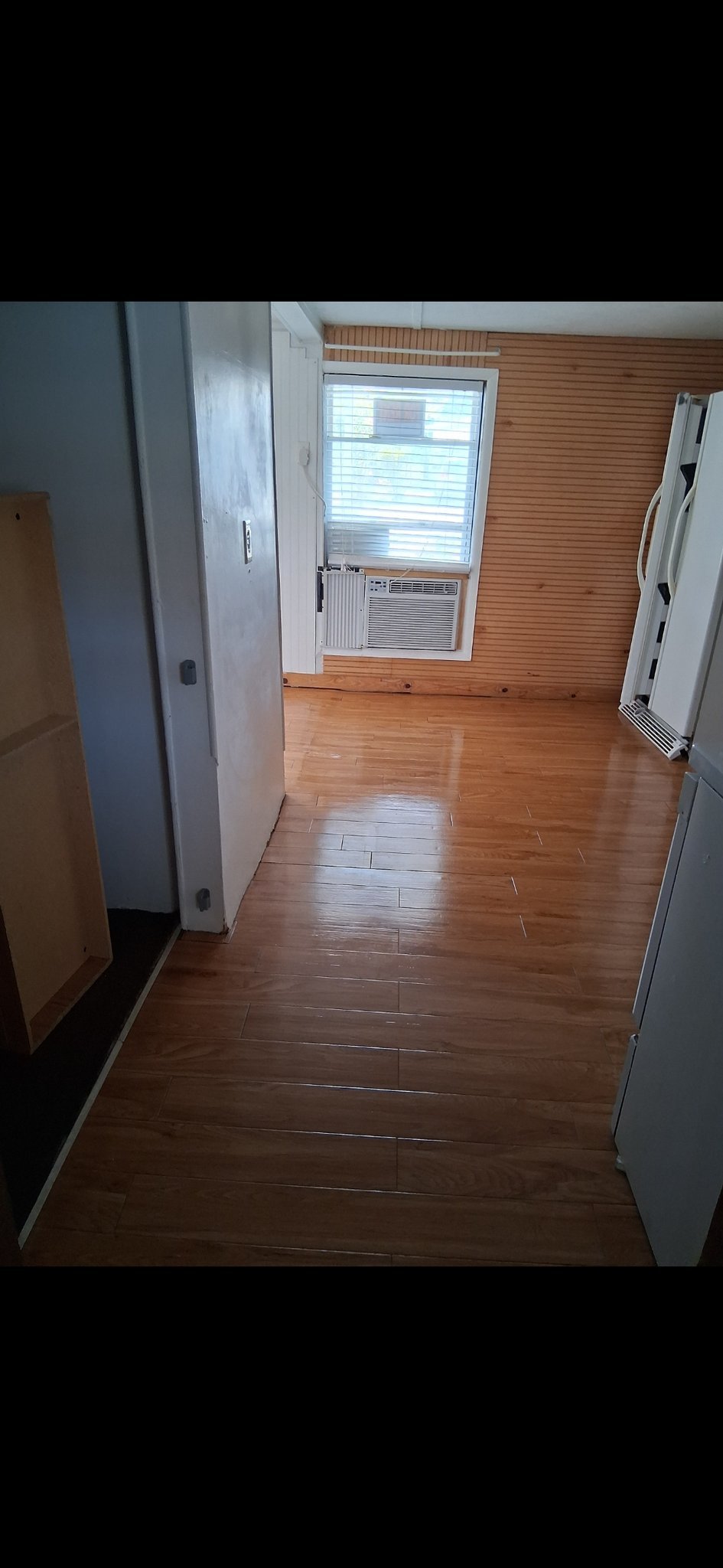 111 Laura St – photo 3
