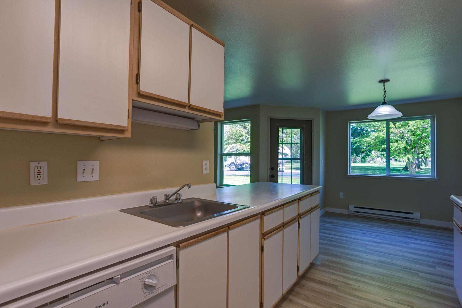 Creekside Apartments^ – photo 2