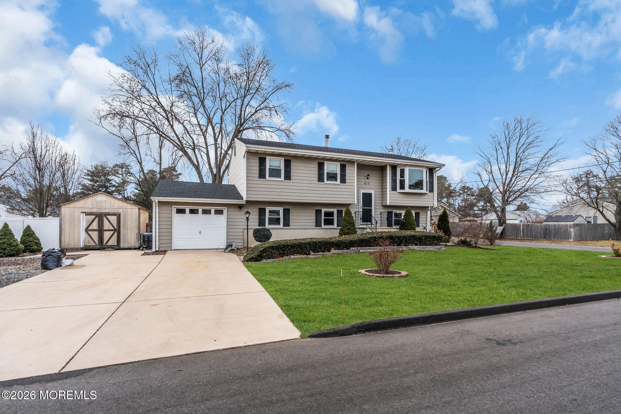 613 Champlain St – photo 3