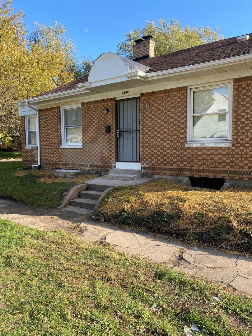 4200 Van Buren St – photo 1