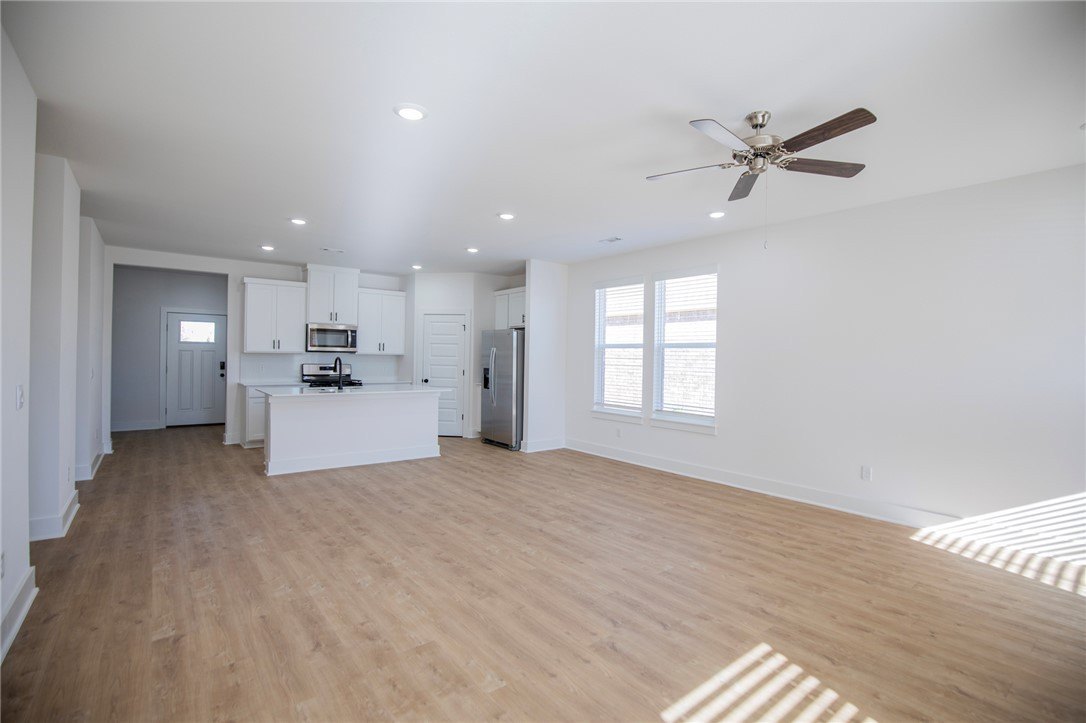 136 S Broyles Ave – photo 3