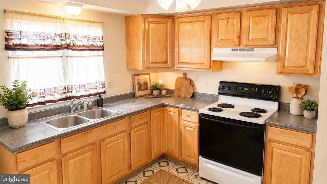 2561 Robinson Pl – photo 4