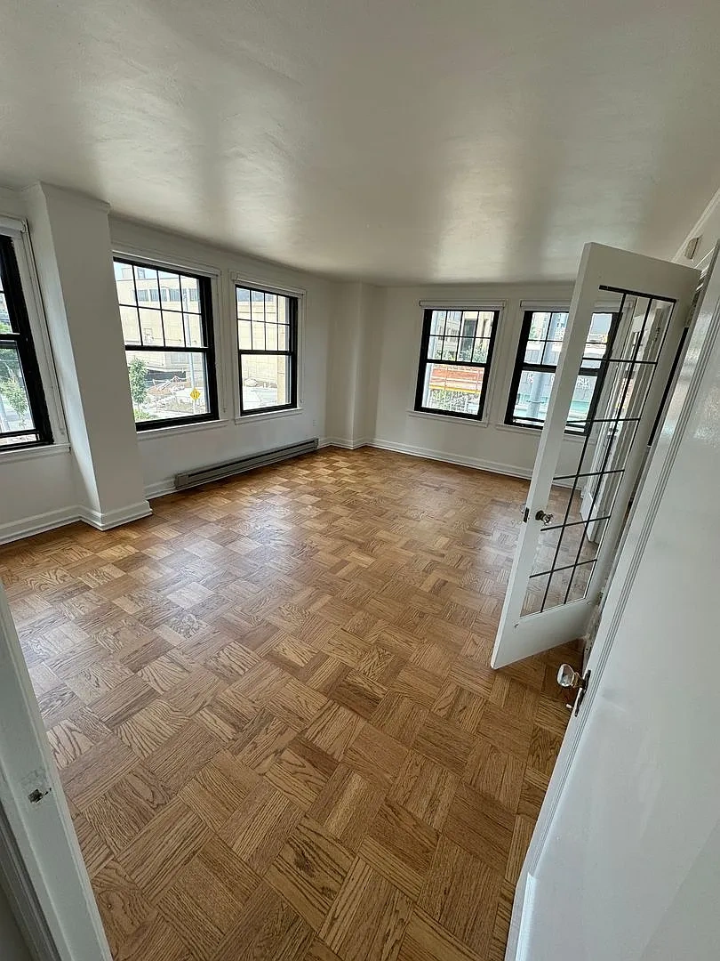 Comfortable Urban Living in a Classic Brick Building Near UW & Light Rail – Floor plan