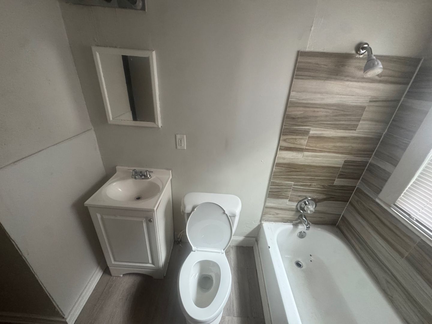 800 E 95th St unit Unit 4 – photo 4