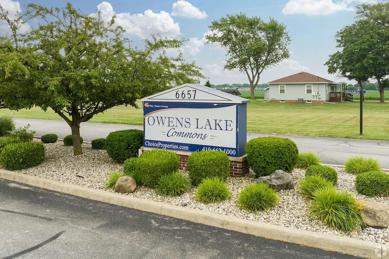 Owens Lake Commons Apartments & Townhomes – photo 2
