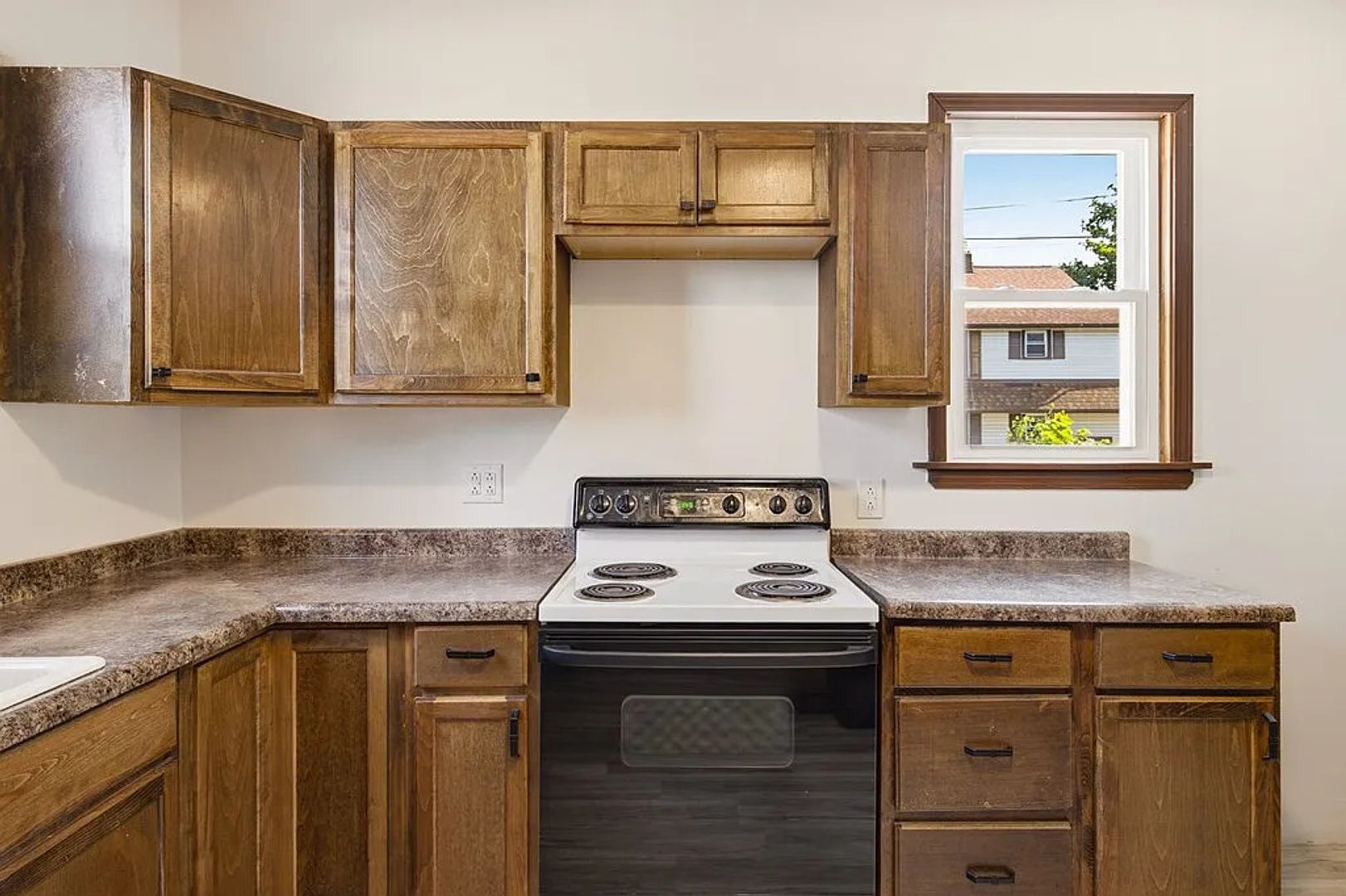 174 Marion Ave – photo 2