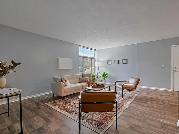 640 King St – photo 3