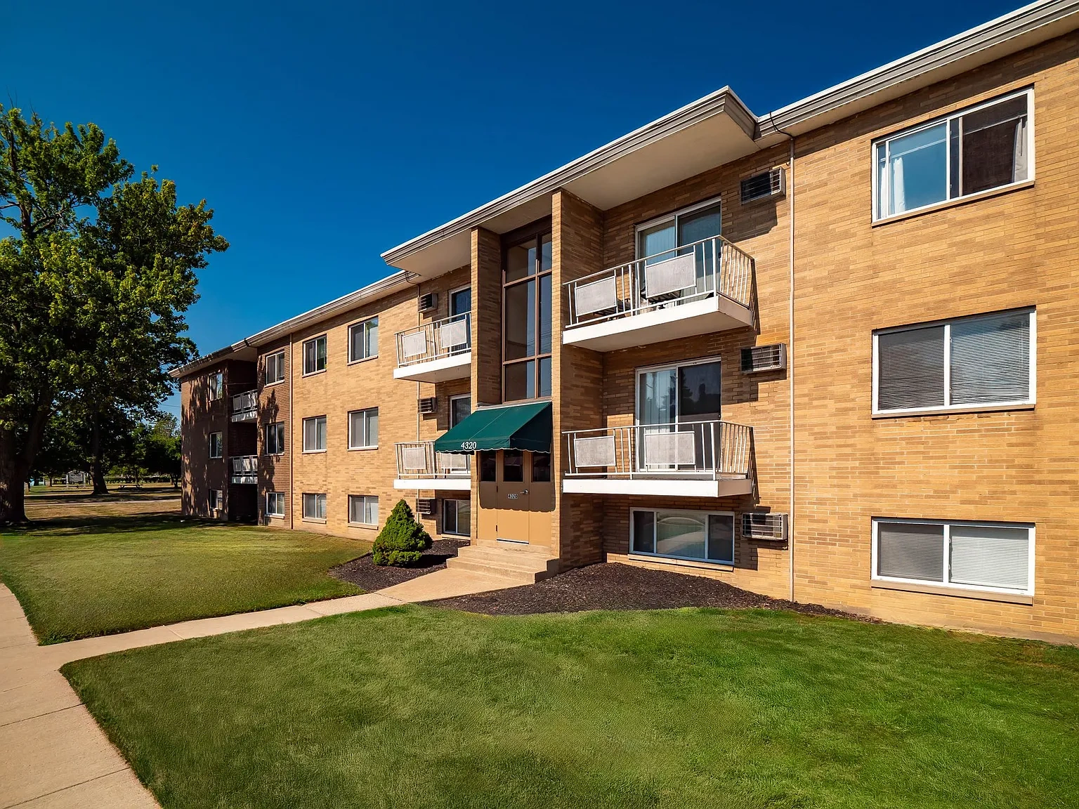 Cross Creek Apartments – photo 1