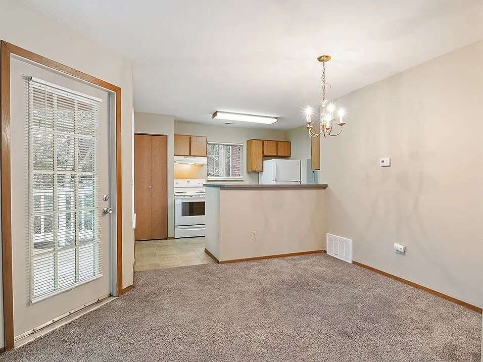 Country Club Apartments – photo 4
