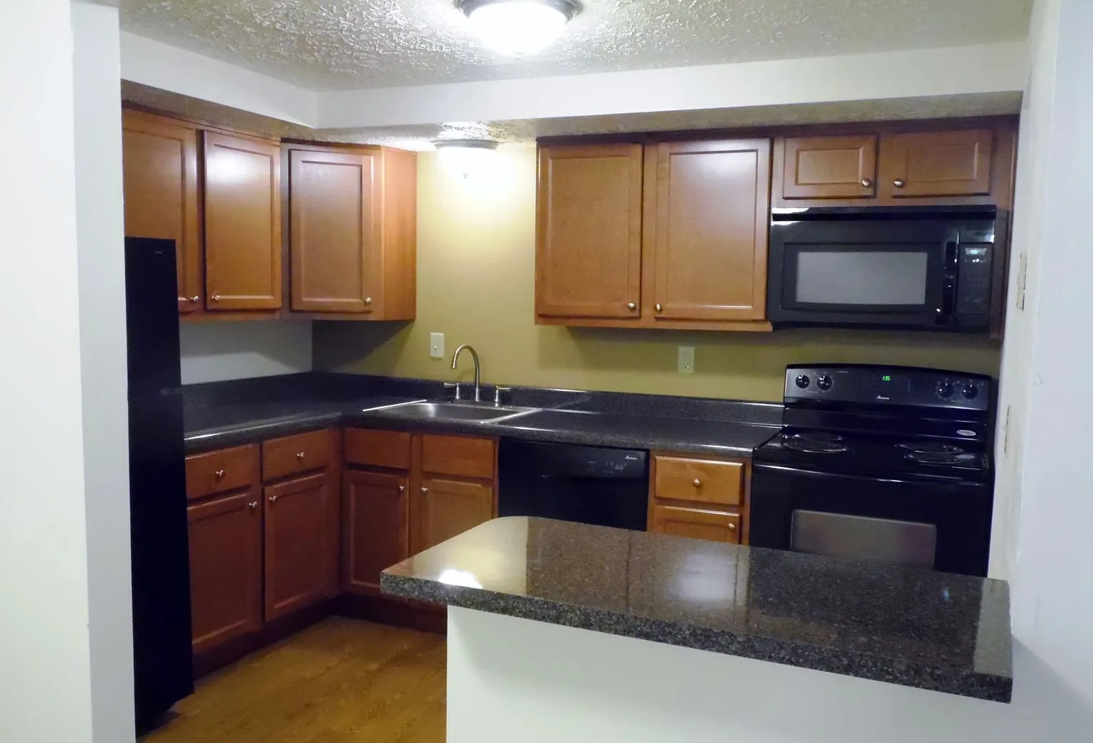 Royal Manor Apartments – photo 2