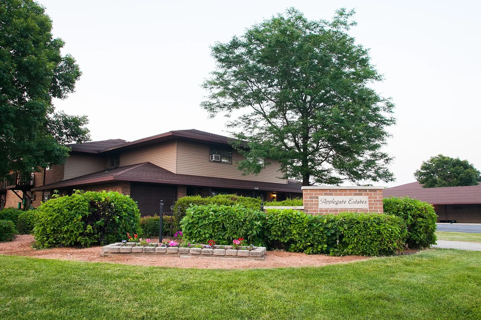 Applegate Apartments – photo 2