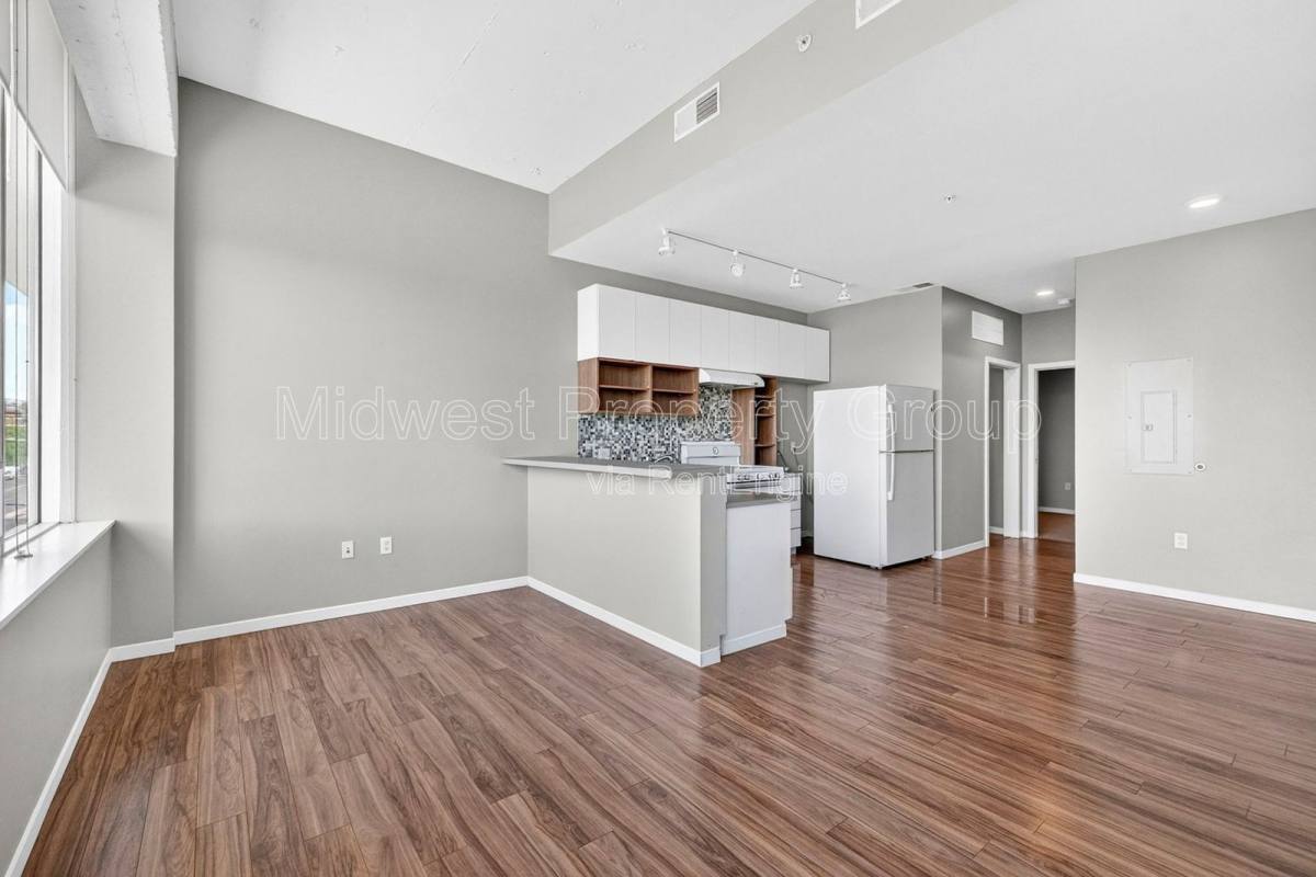 4100 Lindell Blvd unit 302 – photo 5