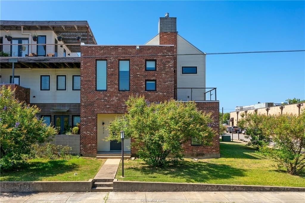 217 N Houston Ave – photo 1