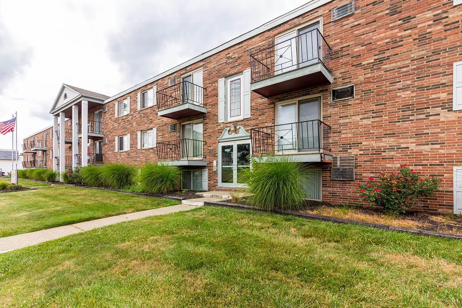 Canterbury Court Apartments – photo 2