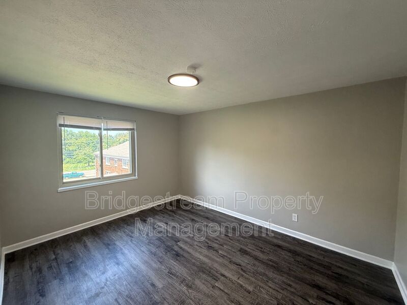 1233 Lytle Ln unit 2 – photo 4