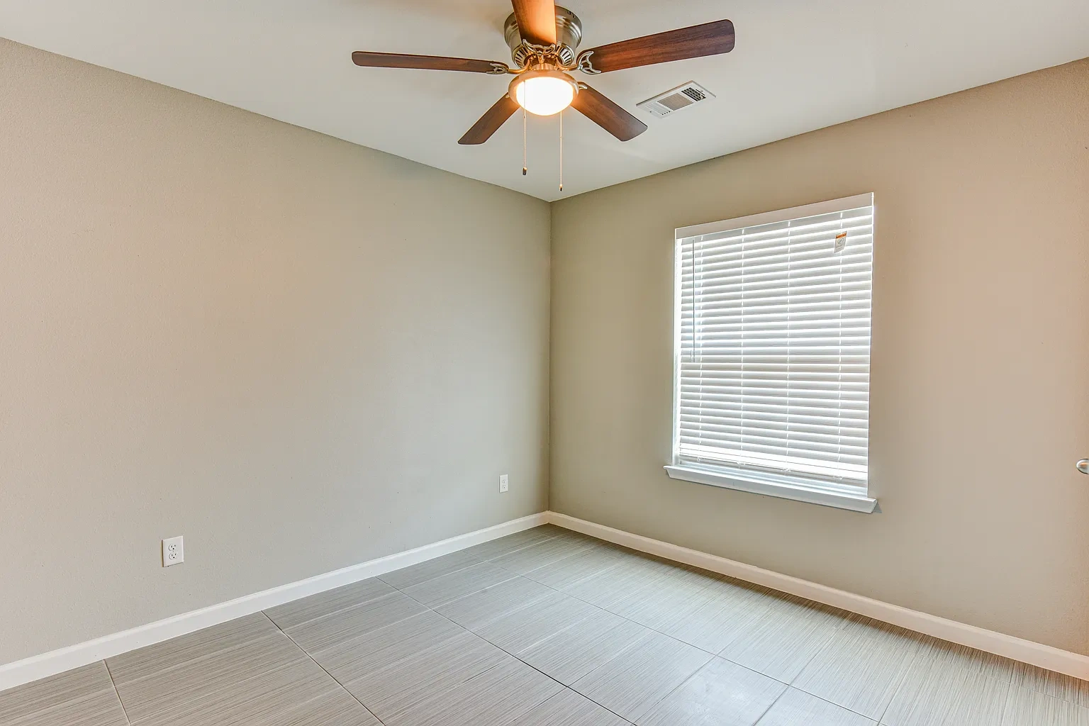 St. Laurent Apartments – photo 1