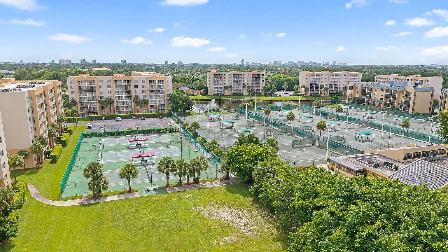 Tennis Towers Apartments – photo 4