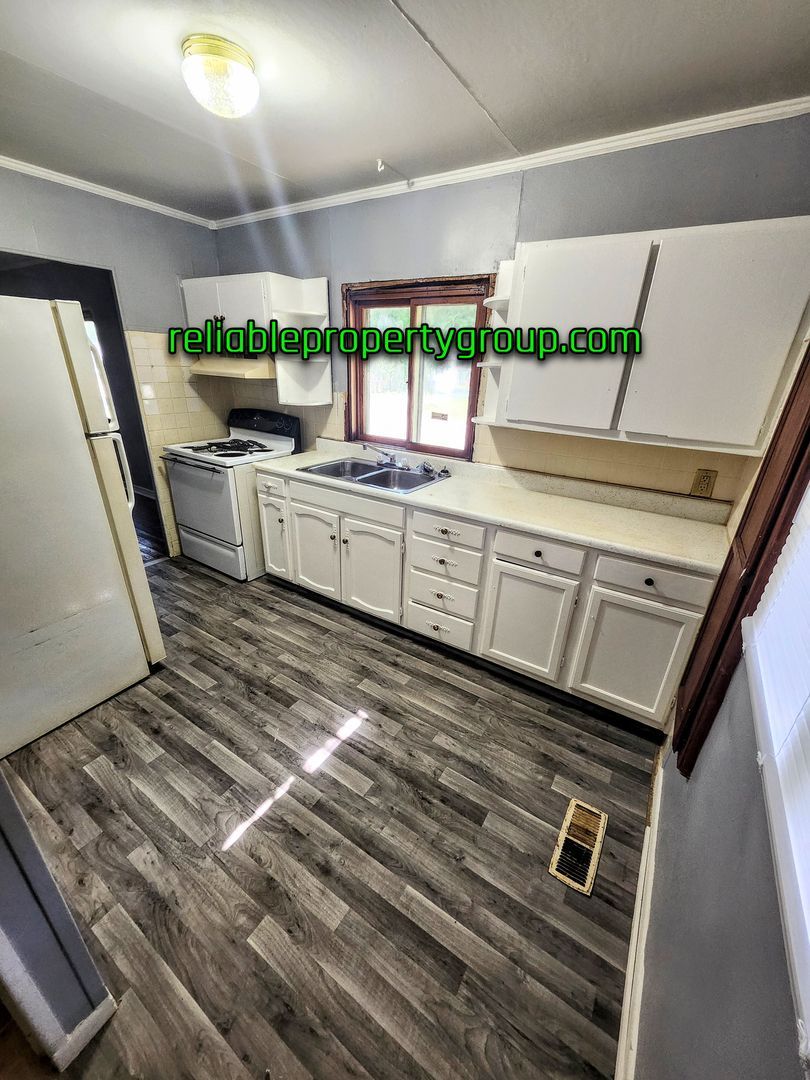 1018 Baxter St – photo 4
