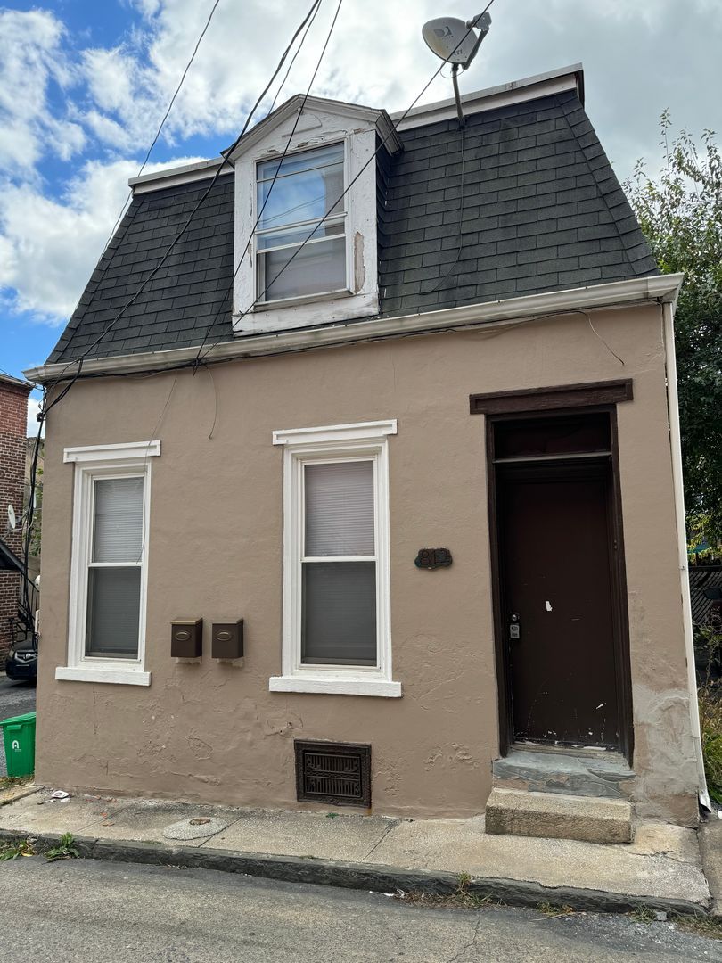 120-122 N Eighth St unit 812 Chestnut Street- Unit B – photo 1