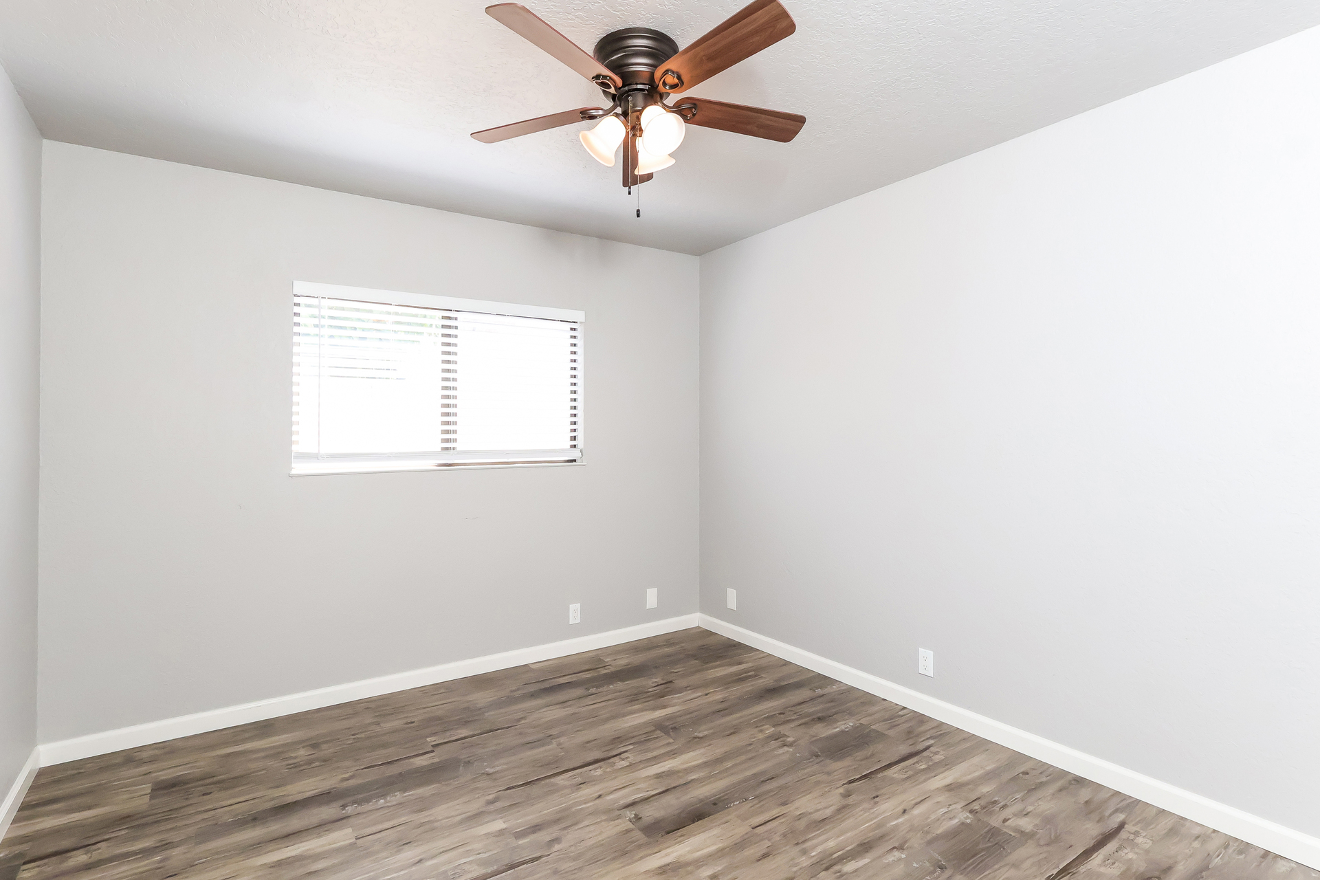 1497 Claremont Dr – photo 5