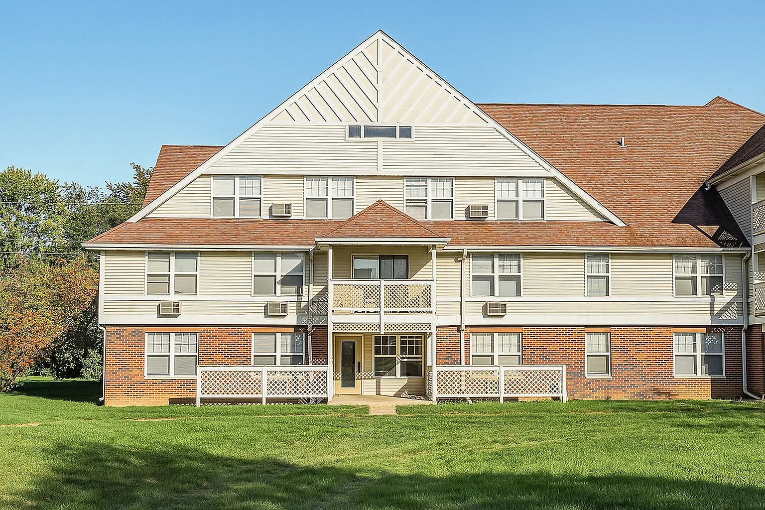 Town & Country Apartments – photo 2
