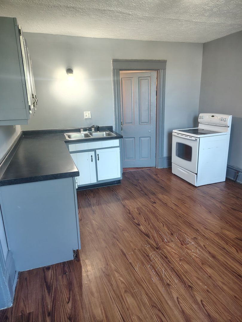 801 Warren St unit Unit 1 – photo 2