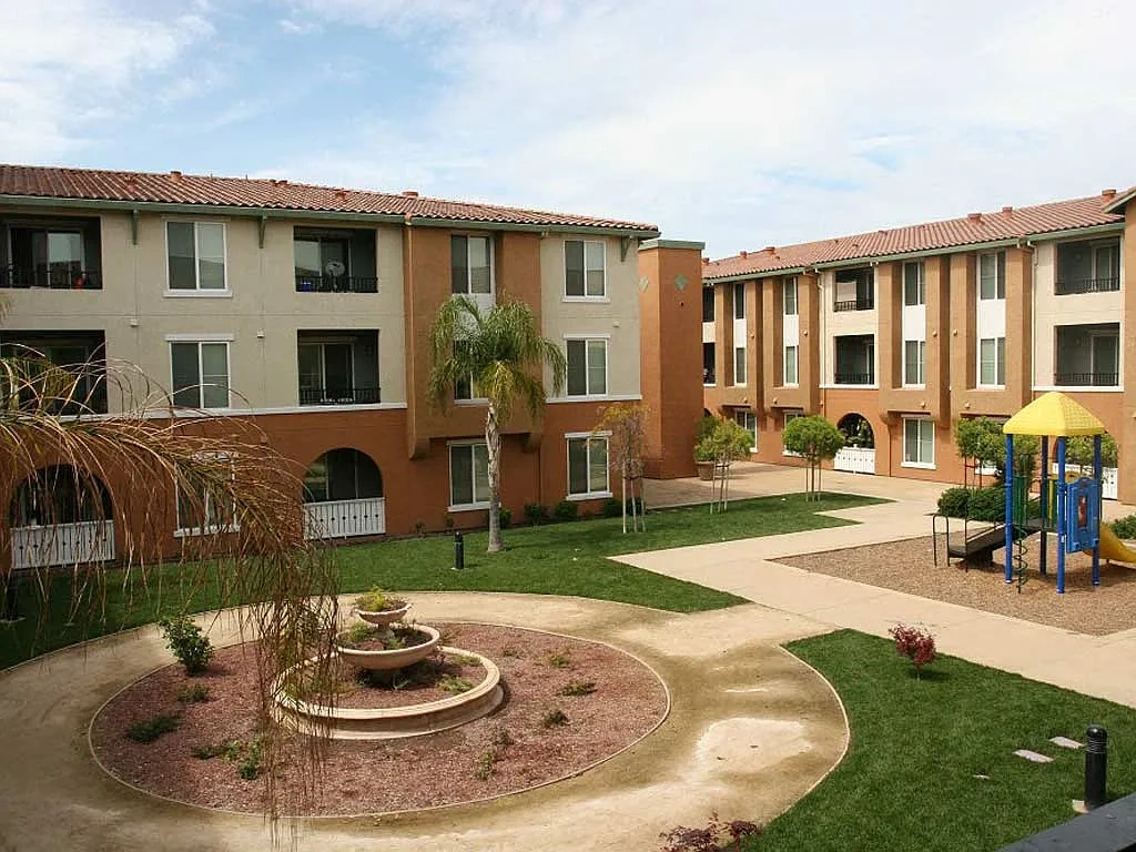 Summer Breeze Apts – photo 3