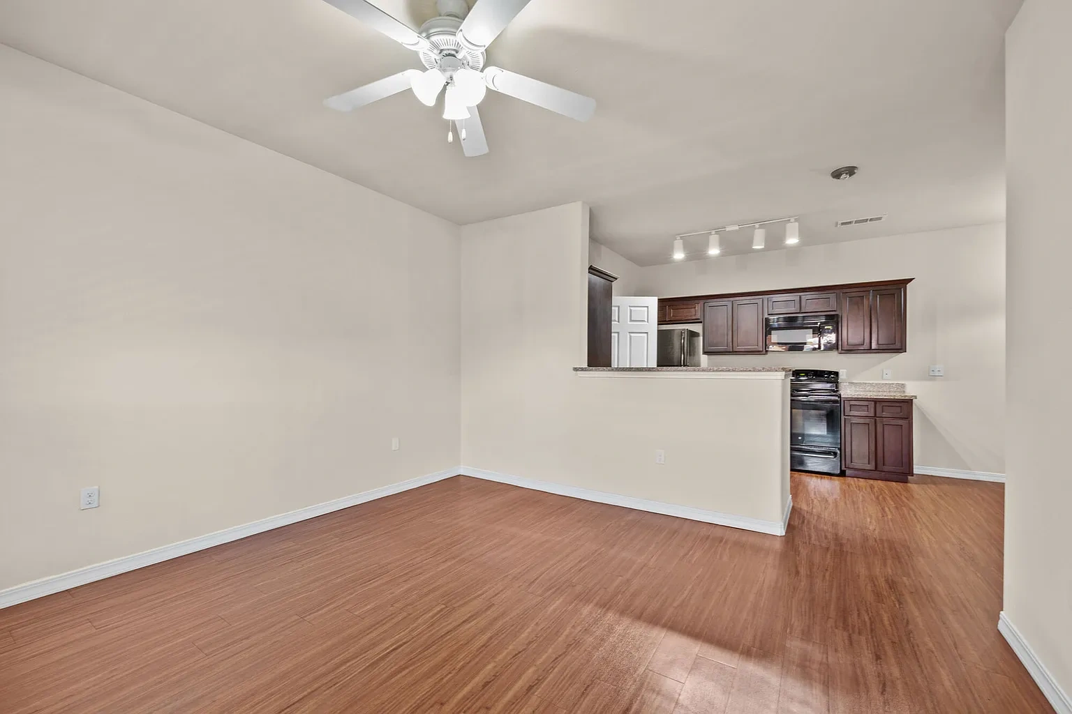 Las Torres Apartments – photo 5