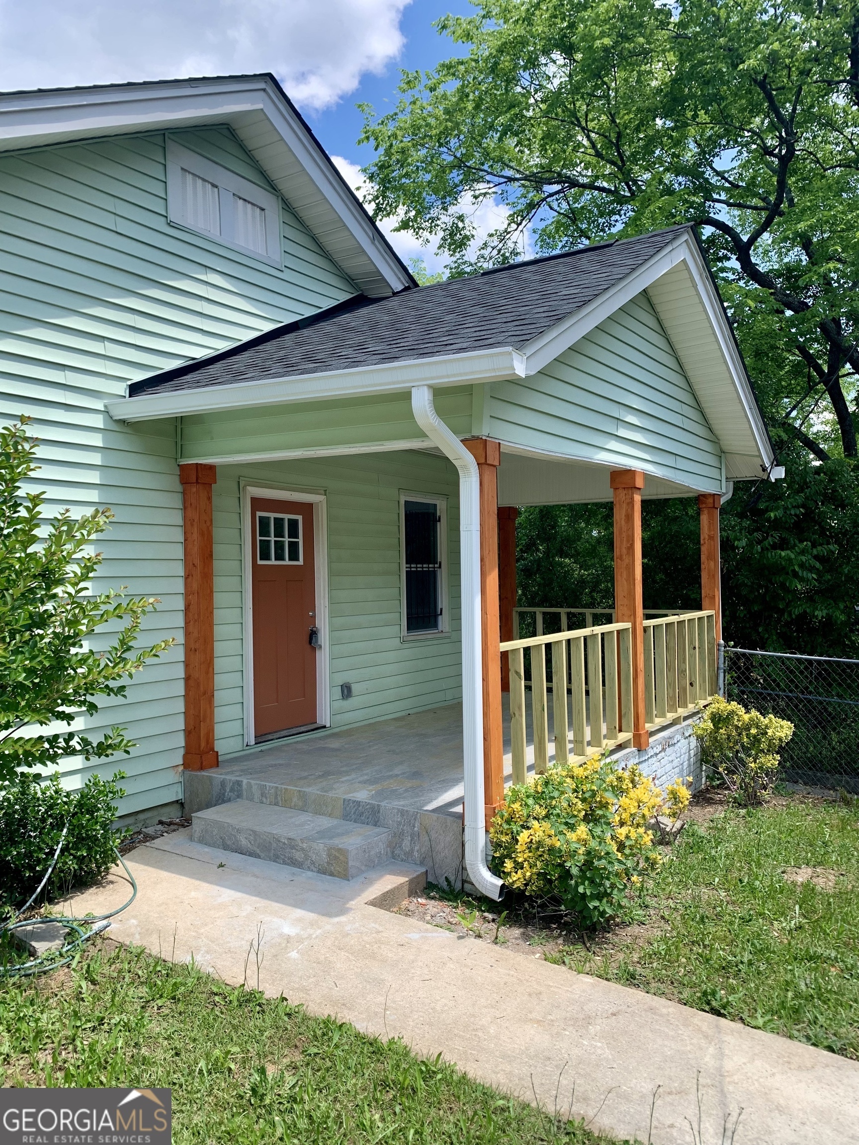 747 Harrold St – photo 2