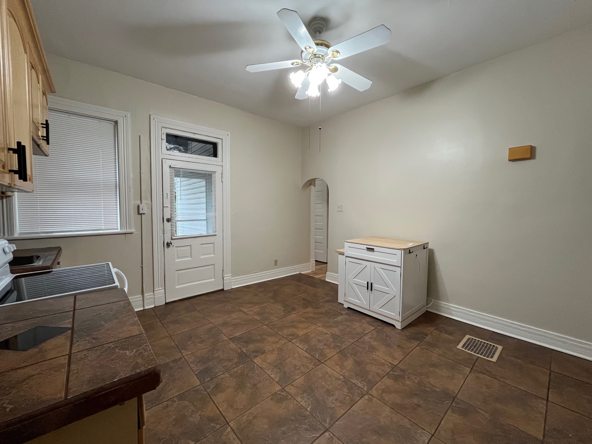 332 Stratford Ave unit # 1 – photo 3