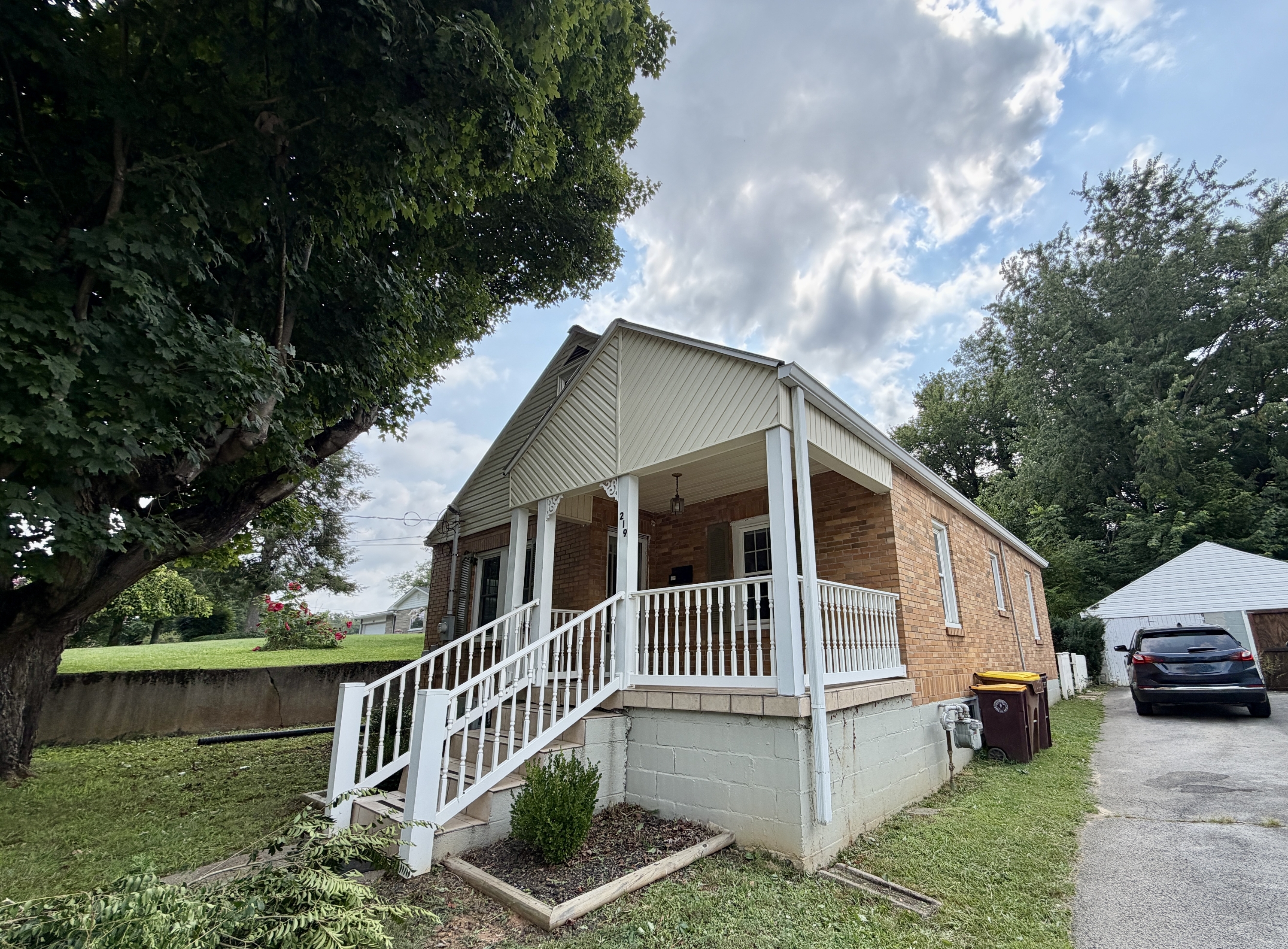 219 Bourne Ave – photo 1