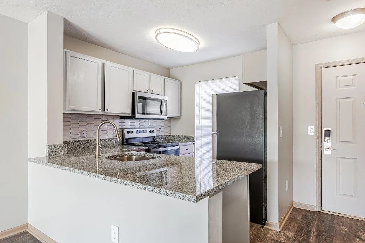 Eastpointe Lakes Apartments and Townhomes – photo 3