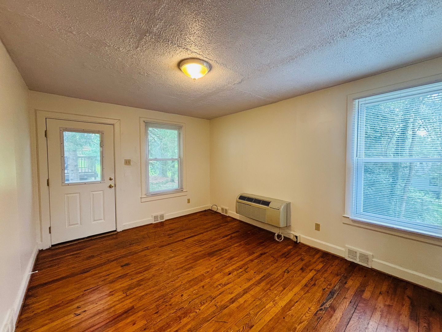 821 Montgomery St – photo 3