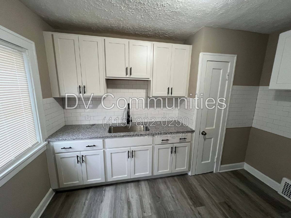 872 Helmsdale Rd unit 2 – photo 5