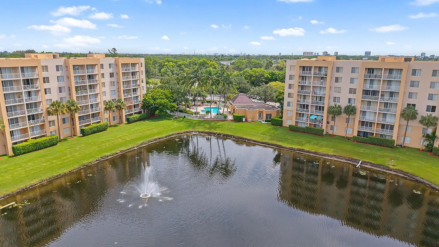 Tennis Towers Apartments – photo 2