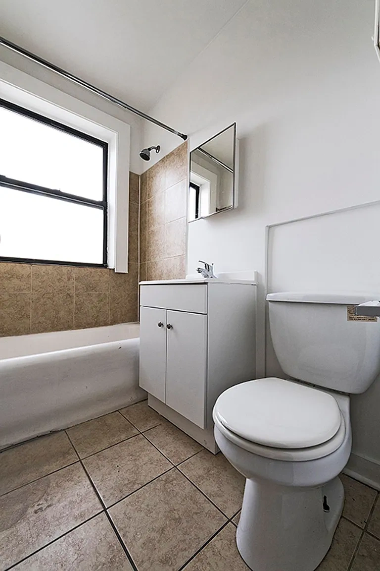 808 W 76th – photo 1