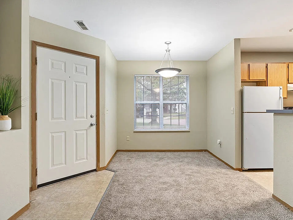 Country Club Apartments – photo 1