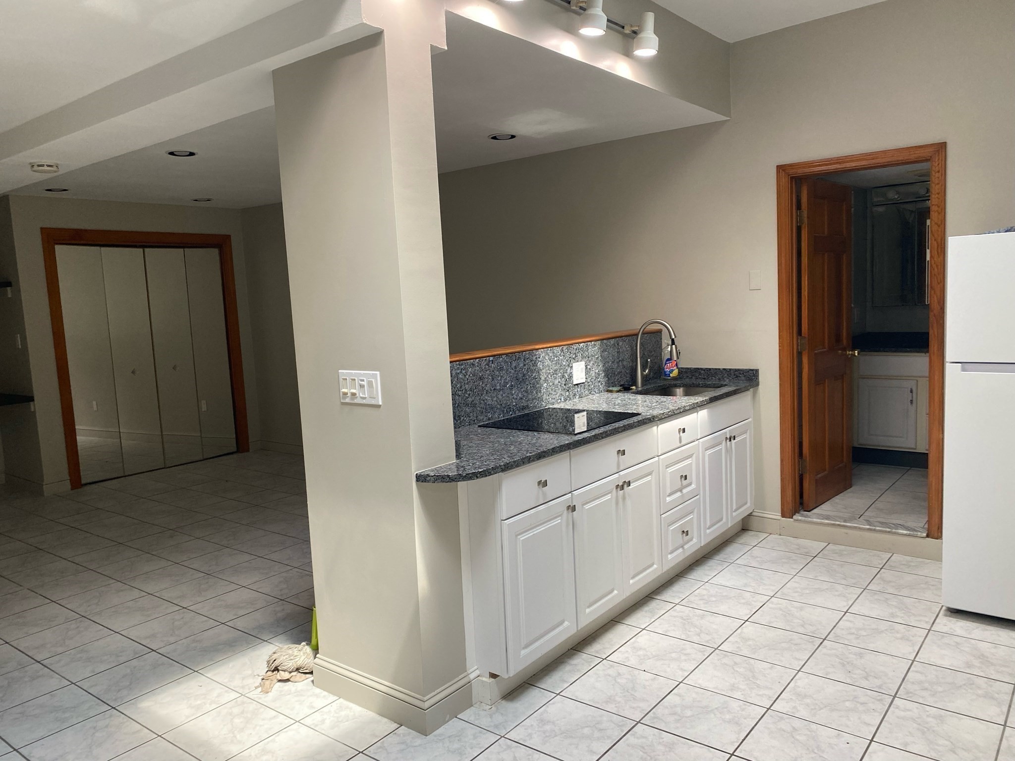 203 Gladstone St unit R – photo 4