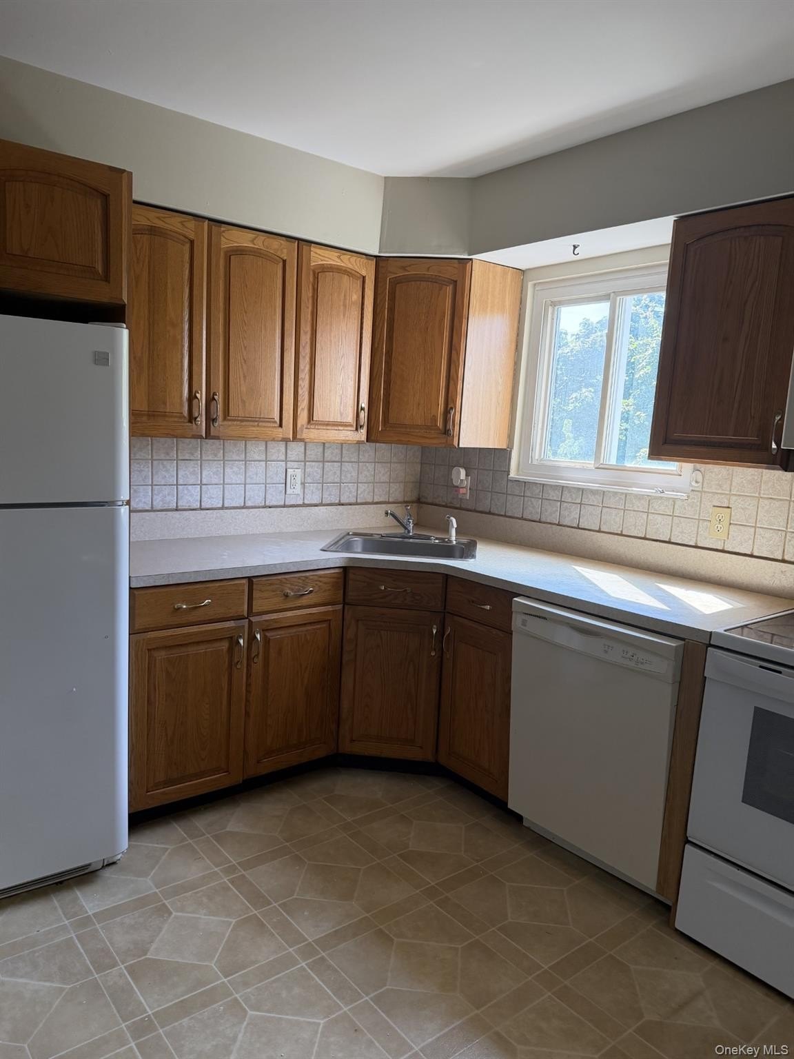 685 3rd St – photo 3