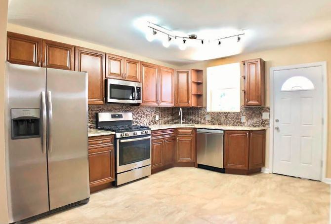 150 E Walnut Ln – photo 2