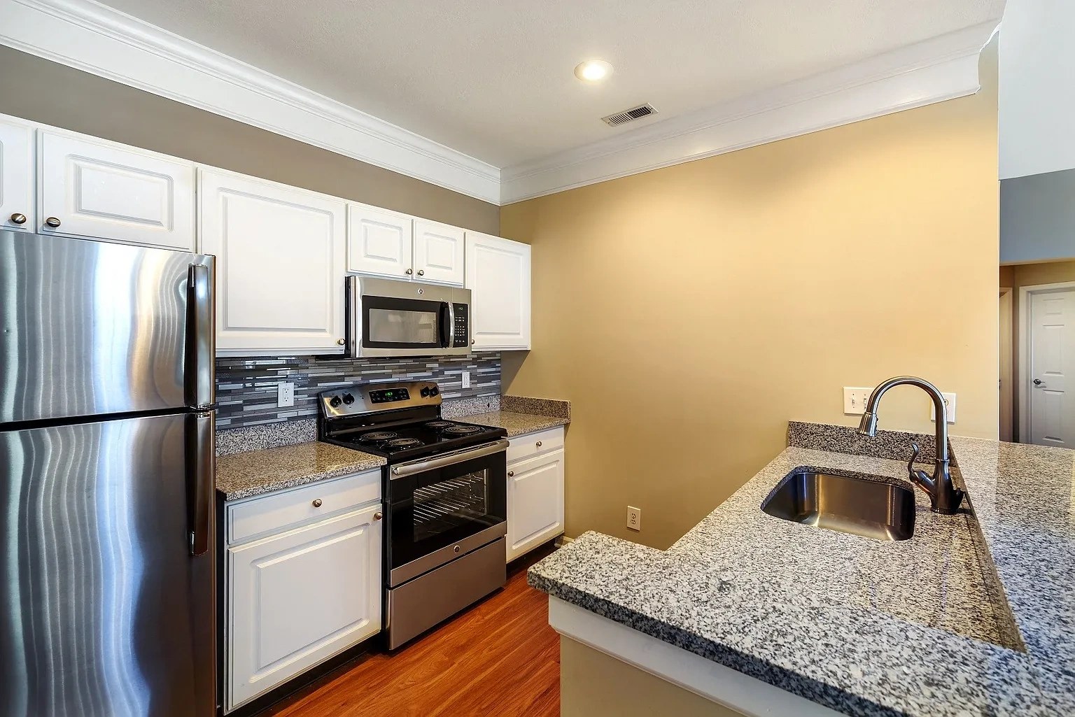 Christopher Wren Apartments and Townhomes – photo 3