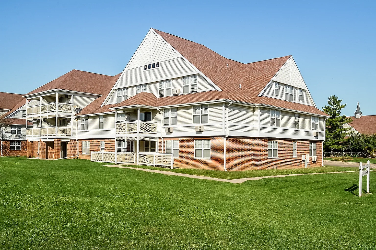 Town & Country Apartments – photo 3