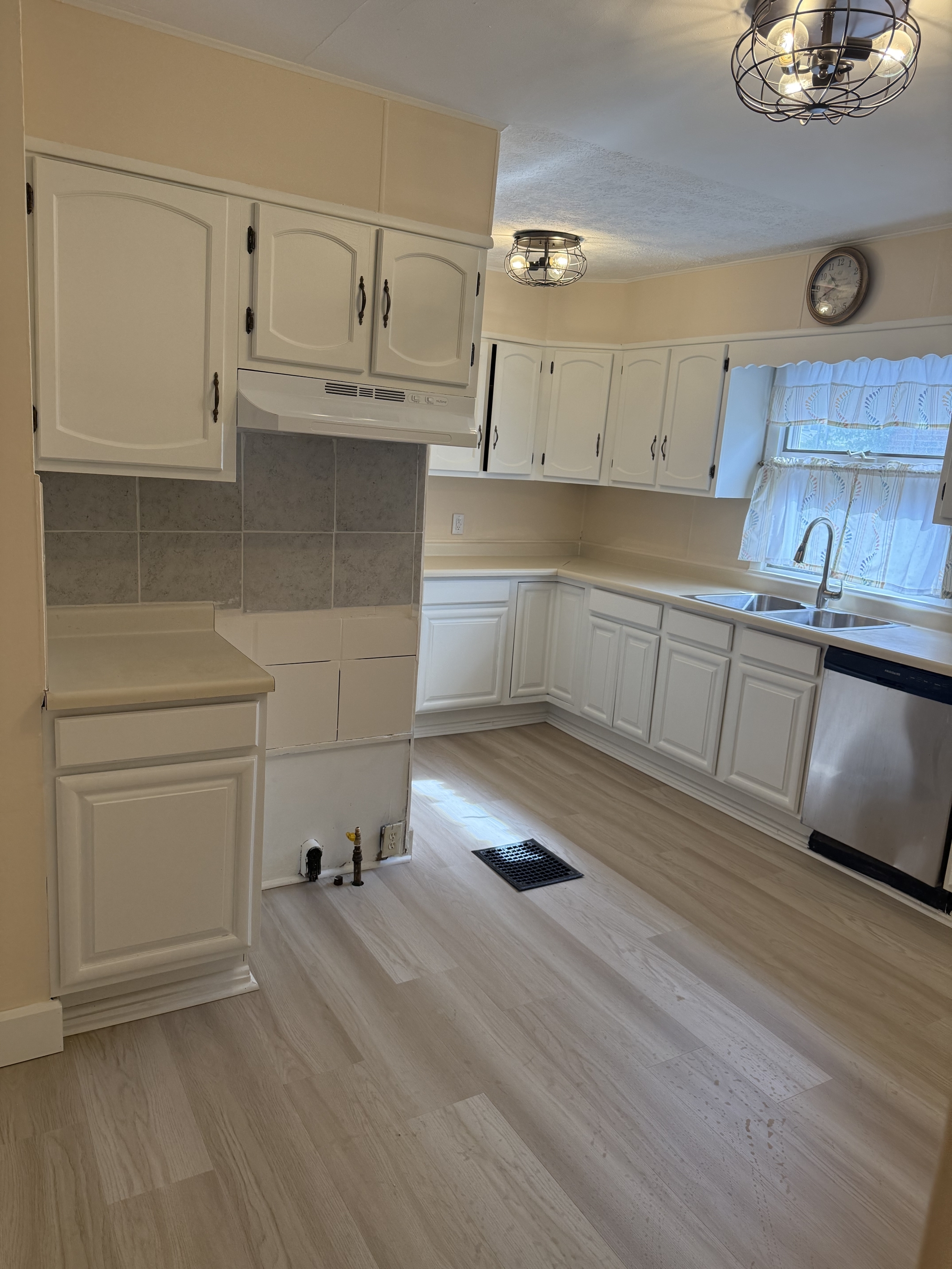 933 Winona Dr – photo 2
