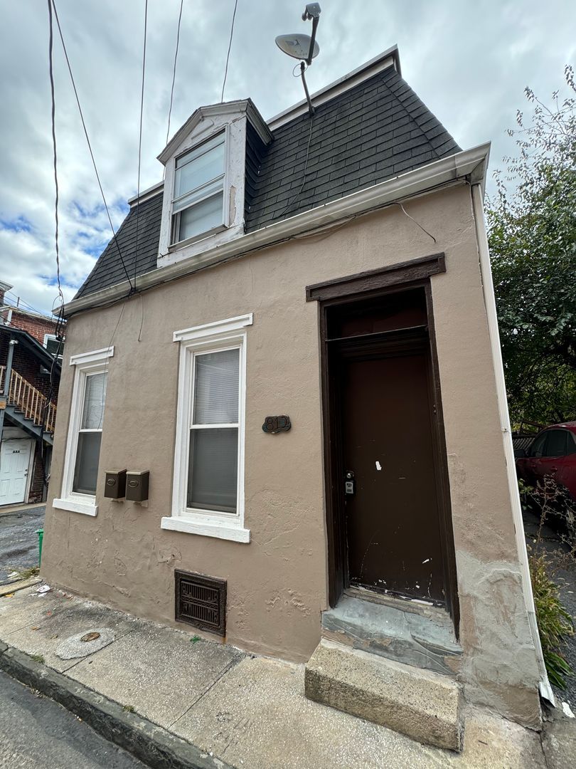 120-122 N Eighth St unit 812 Chestnut Street- Unit B – photo 2