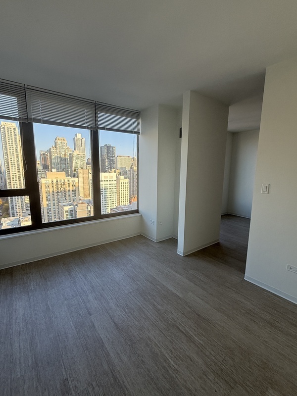 152 W Superior St – photo 1