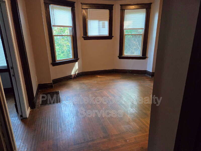 954 Hawthorne Ave unit 1 – photo 3