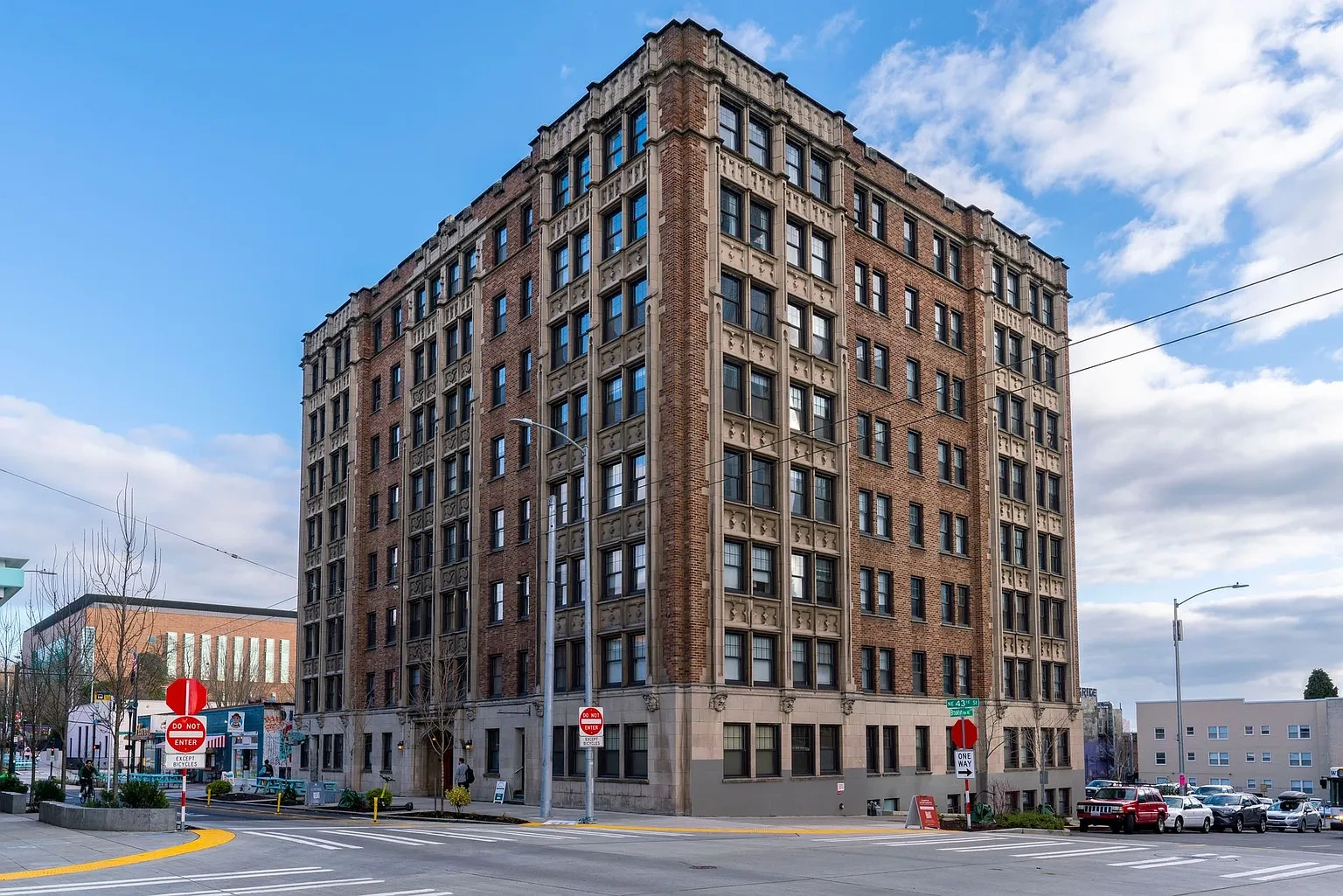 Comfortable Urban Living in a Classic Brick Building Near UW & Light Rail – photo 2