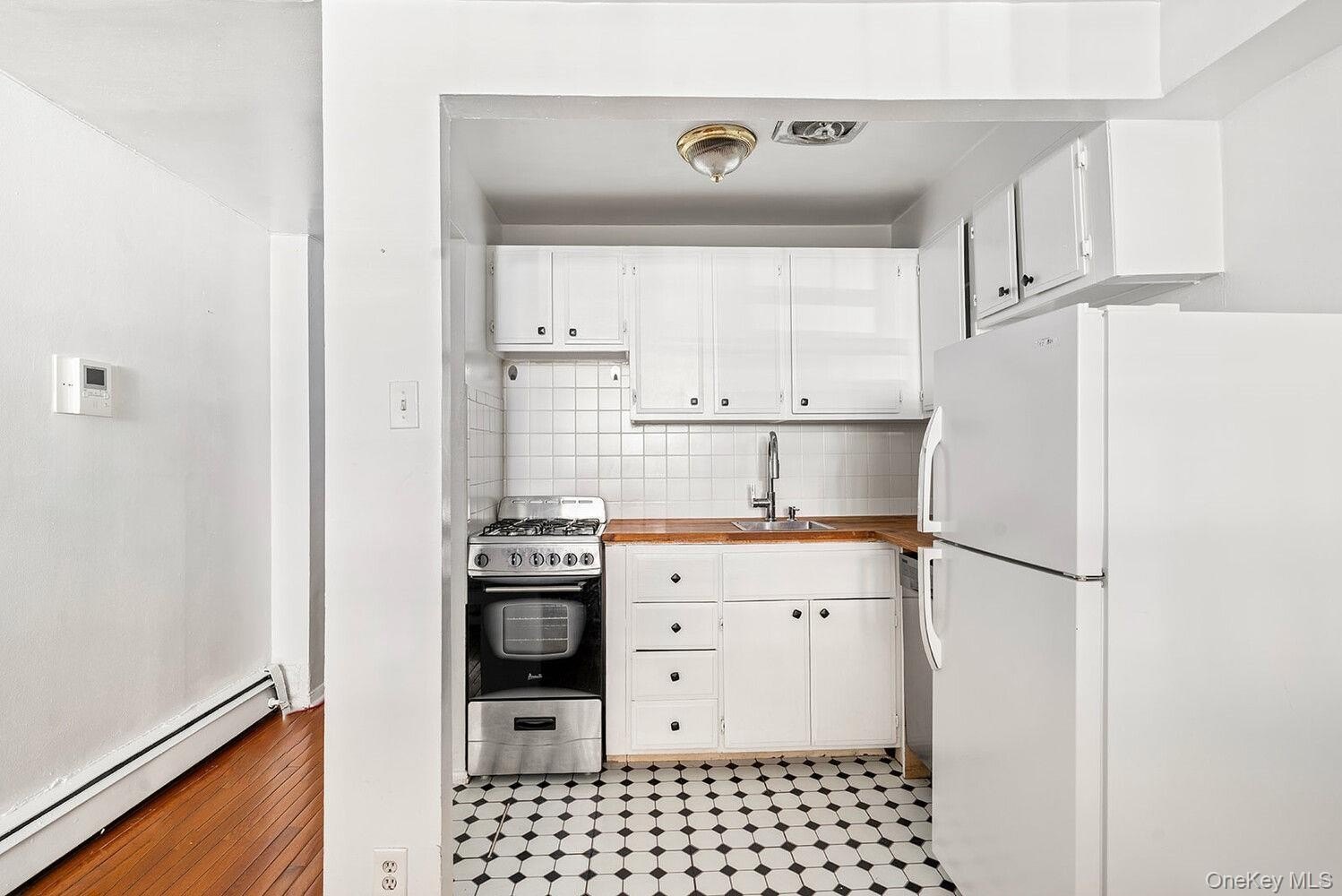 160 E 26th St #1G – photo 3