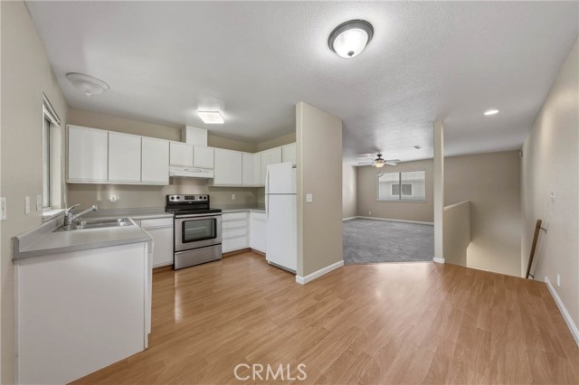 687 Armstrong St – photo 4